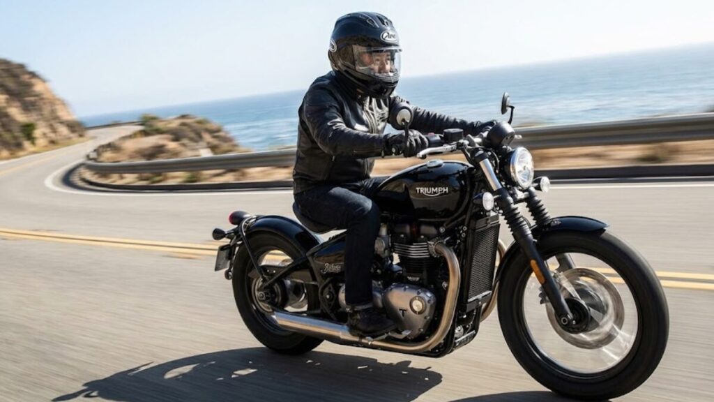 高速道路を軽快に走行する様子を捉えたカット。ボンネビルボバーはダサいという噂とは無縁の、1200ccエンジンの力強いトルクと安定した走行性能を視覚的に伝えます。