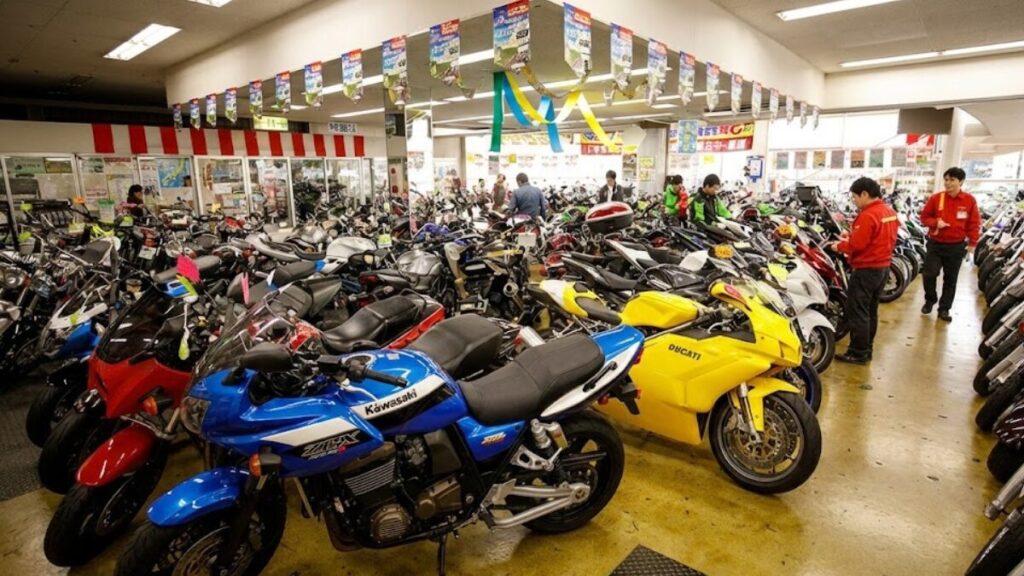 大手販売店の店内に並ぶ多様なバイク。ボンネビルボバーはダサいか実物で確認したい方に向けて、全国展開するレッドバロンのような信頼できる店舗での取り扱いをイメージ。