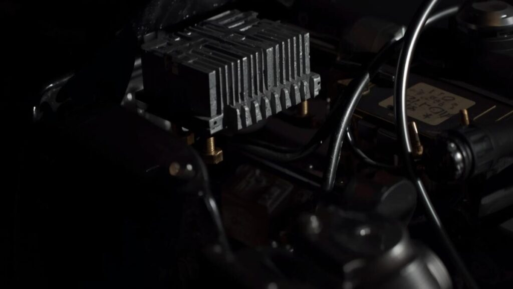 シートカウル内のレギュレーターや電装系パーツのクローズアップ画像。CBR250RR MC22は壊れやすいとされる電装系の持病への対策と予防整備が重要です。