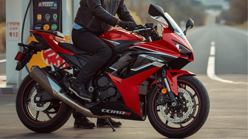 ツーリング中にガソリンスタンドで給油を行うCBR250RR MC22。CBR250RR MC22は壊れやすい面を考慮しつつ、燃費や維持費を把握して付き合う必要があります。