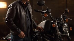 ガレージで状態の良いスポーツスターを吟味する50代の男性。ハーレー883の新車が買えない状況において、賢く中古車を選ぶための落ち着いた情景を表現しています。