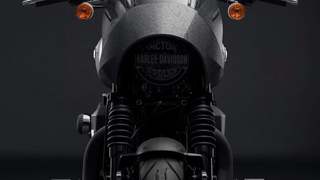 クォーターフェアリングと高めのハンドルバーが特徴的な、クラブスタイルの基本構成を捉えた写真。ハーレーのクラブスタイルはダサいと言わせない、歴史的な機能美の細部。