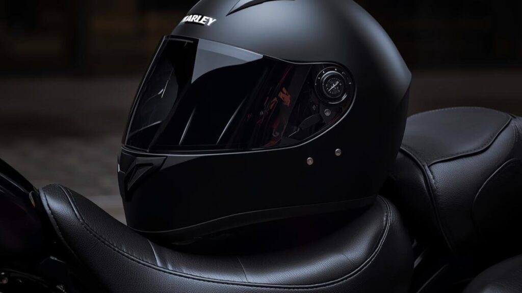 車体の雰囲気に合わせたマットブラックのフルフェイスヘルメット。ハーレーのクラブスタイルはダサいと言わせない、トータルコーディネートの重要性を表現。