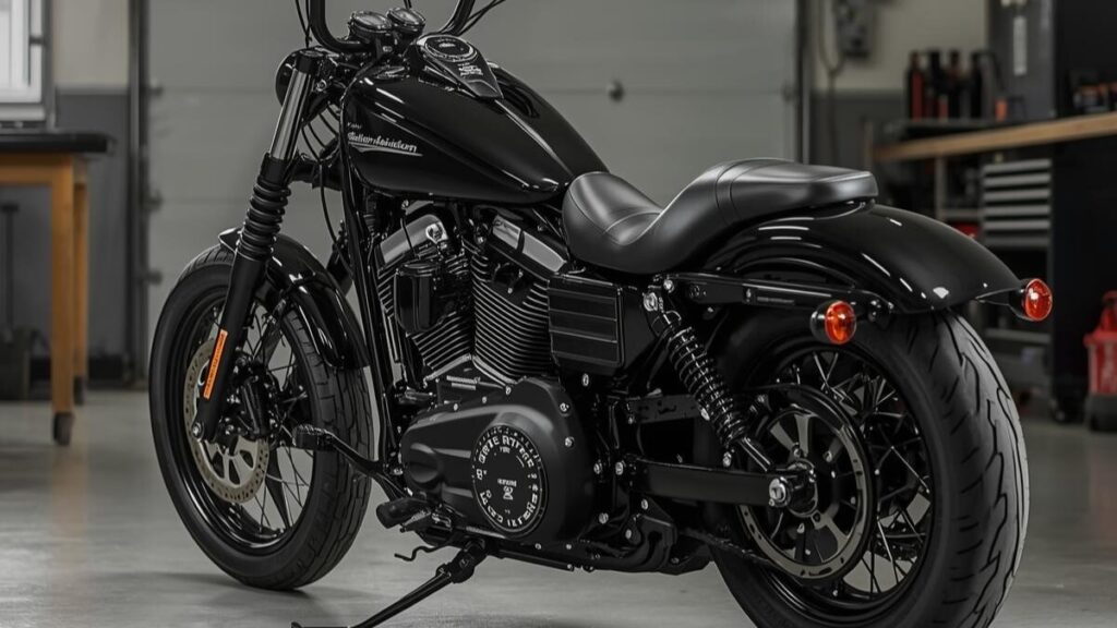 カスタムショップで完璧なバランスに仕上げられたダイナ。パーツの調和を追求し、ハーレーのクラブスタイルはダサいという失敗を避けるためのトータルコーディネート。