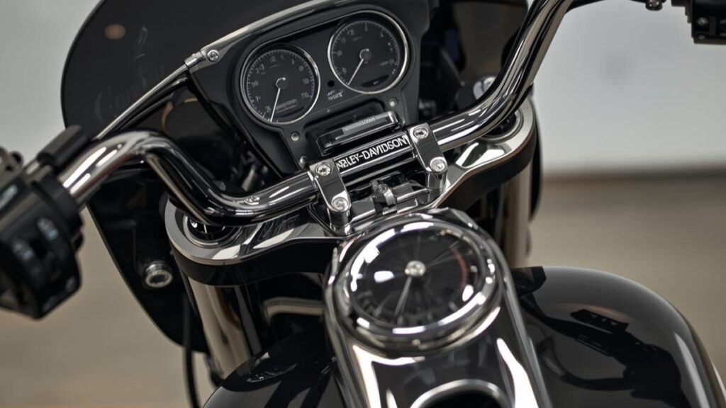 操作性と美しさを両立させたTバーハンドルのクローズアップ。ハーレーのクラブスタイルはダサいと思われないための、カウルとの絶妙なバランスと機能美を強調。