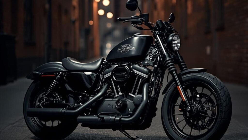 マットブラックの質感が洗練されたアイアンシリーズのハーレーダビッドソンのスポーツスター1200。都会の夜に溶け込むダークカスタムの魅力を描いています。