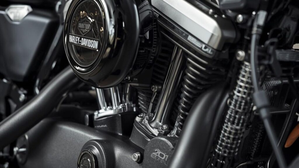 フレーム構造の細部を捉えた接写。振動吸収に重要な役割を果たすハーレーダビッドソンのスポーツスター1200のエンジンマウント周辺を鮮明に描写した写真です。