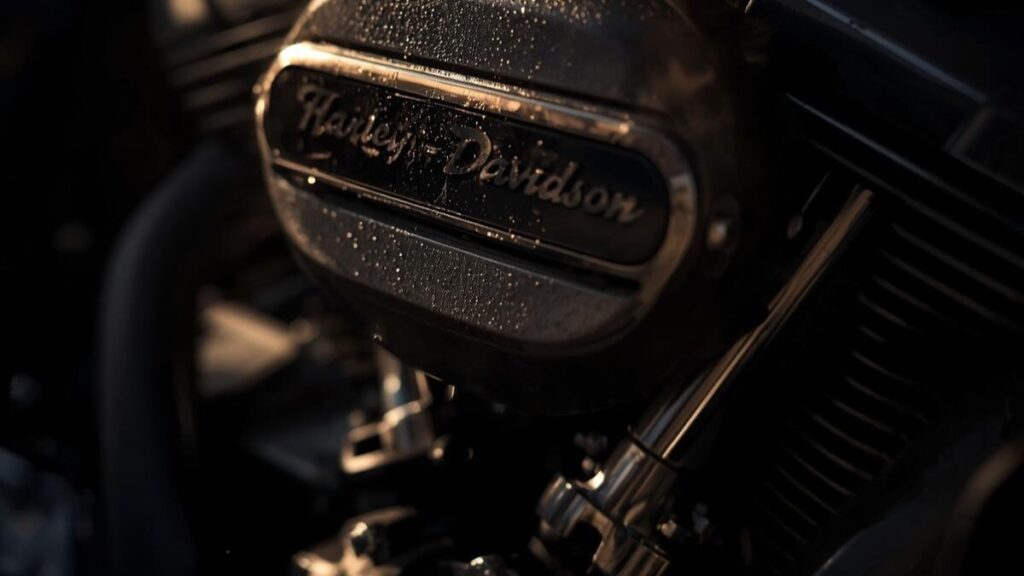 走行直後の熱を帯びたVツインエンジン。適切な燃調を行わず、ハーレーのチューニング費用を惜しんだ場合に懸念されるオーバーヒートやエンジン不調のリスクを暗示。