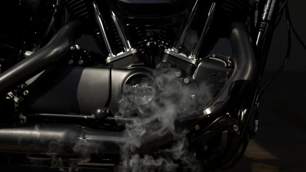 エンジンの鼓動を刻むマフラーとシリンダーのアップ。過度な低回転三拍子による故障リスクを理解し、ハーレーショベルで後悔しないためのセッティングのイメージ。