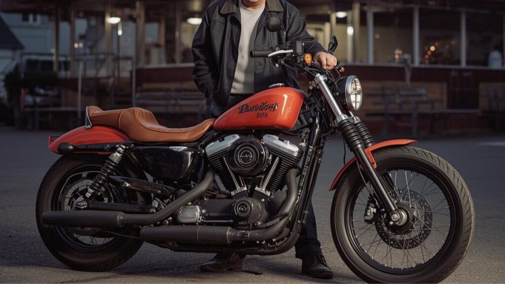 夕暮れ時のロードサイドに佇む、長年愛用された車体。ハーレーのツインカムは不人気という評価を覆す、メンテナンスにより長寿命を実現した個体とオーナーの絆。