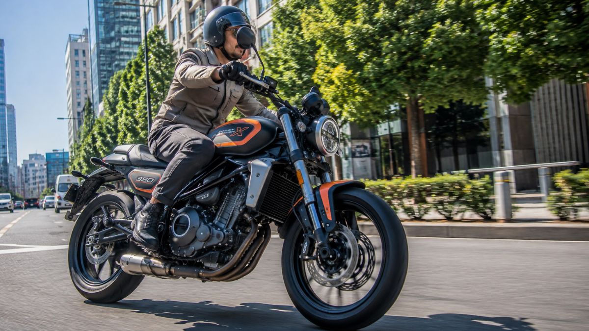 街中をスポーティに駆け抜けるハーレーX350のイメージ