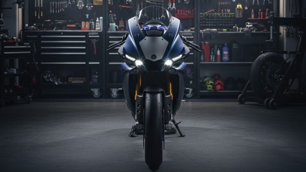 清潔なガレージに保管された状態の良いYZF-R1。YZF-R1は壊れやすいという不安を払拭するような、適切なケアと整備体制をイメージした一枚。