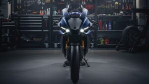 清潔なガレージに保管された状態の良いYZF-R1。YZF-R1は壊れやすいという不安を払拭するような、適切なケアと整備体制をイメージした一枚。
