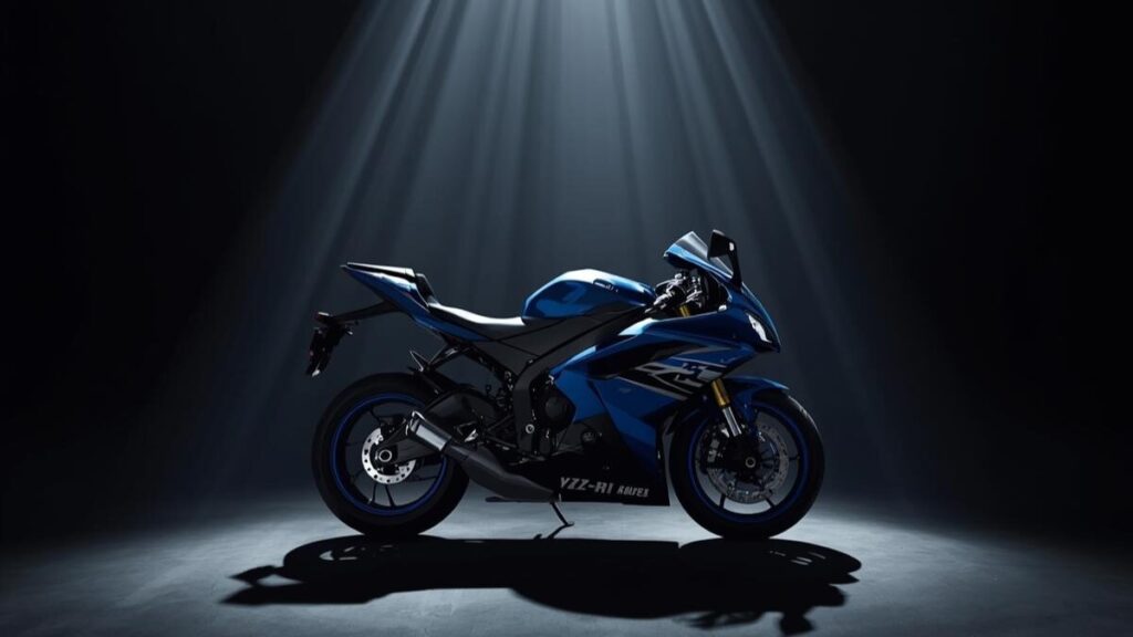 スポットライトの下で輝く最新のYZF-R1。生産継続の公式情報を象徴し、YZF-R1は壊れやすいという噂を超えて進化し続けるマシンの姿を表現。