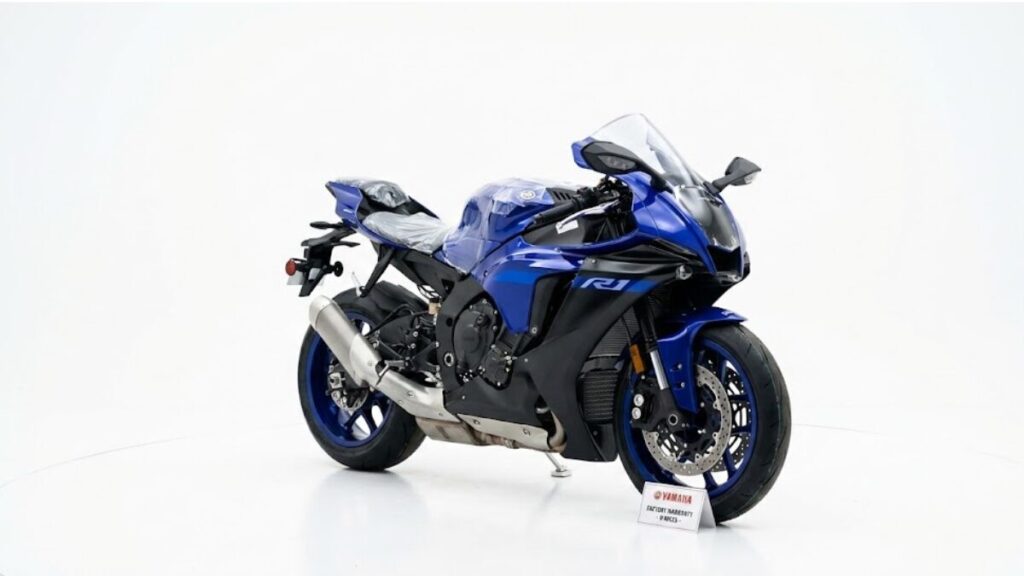 工場出荷直後のような輝きを放つ新車のYZF-R1。新車ならではの安心感と、YZF-R1は壊れやすいというリスクを最小限に抑える選択肢としてのメリットを表現。