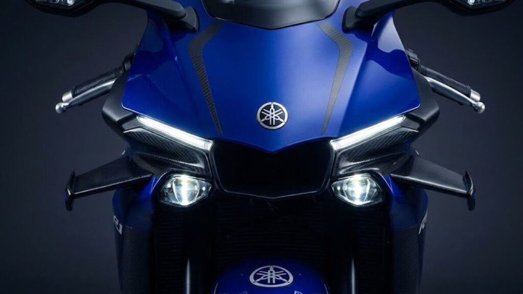 特徴的なヘッドライトを持つYZF-R1のフロントマスク。空力性能を追求した「デメキン」の愛称を、YZF-R1は壊れやすいという不安を払拭する個性として描写。