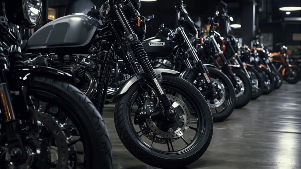 ショールームに美しく並ぶアメリカンバイク400cc新車のラインナップ。多様なエンジン形式やスタイルのモデルが揃い、最新の選択肢を一覧できる洗練された風景です。
