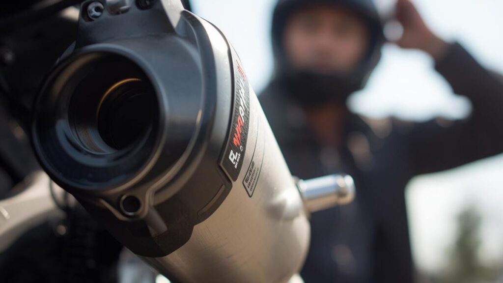 認証マークが付いた信頼性の高い排気パーツ。合法的にカスタムを楽しむための、ハーレーの車検対応マフラーに関する正しい知識と安心感を表現しています。