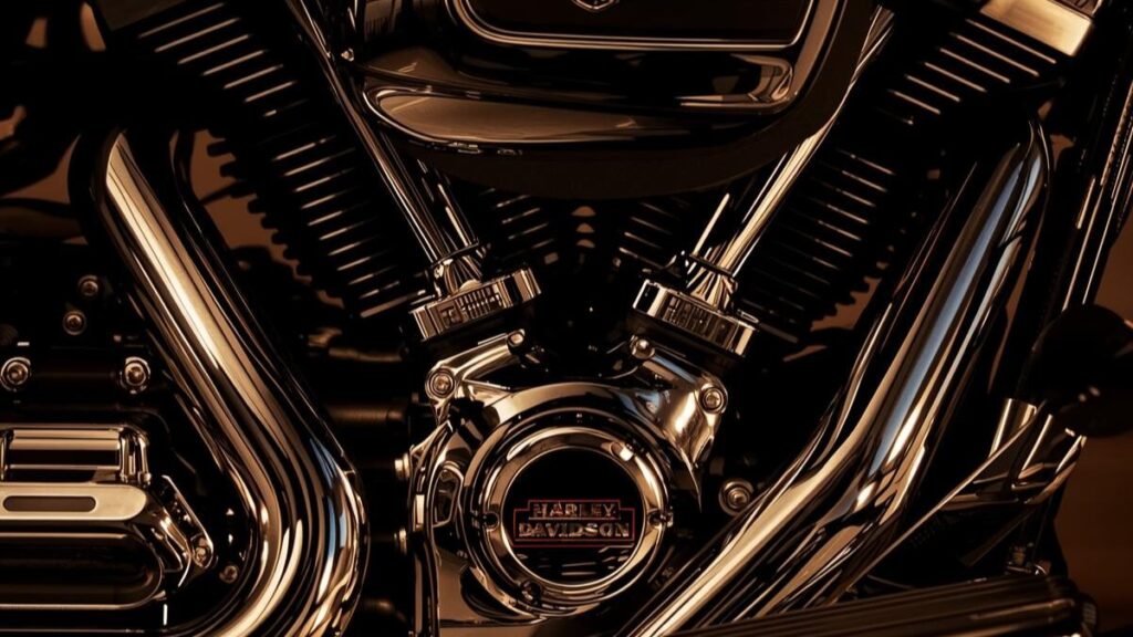 ハーレーのインジェクションで三拍子を出す設定がエンジン内部に与える影響を考える上で、美しく磨き上げられたVツインエンジンの細部を捉えたシネマティックな接写。