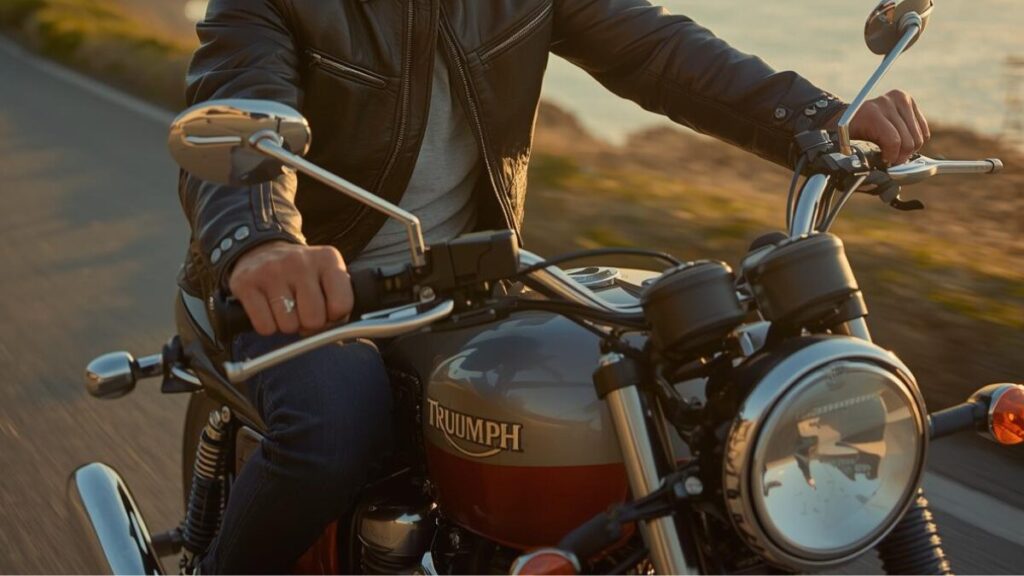 夕暮れの海岸線を颯爽と走るボンネビルとベテランライダー。トライアンフはどこの国で愛され黄金期を築いたのか、今もファンを魅了する名車の歴史を紹介します。