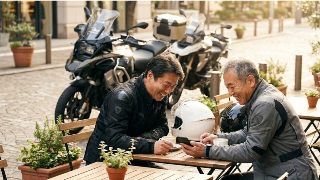 ツーリング中のカフェでスマートフォンを見ながら談笑する50代〜60代のライダー達。オーナーによるBMW G310GSの評価やリアルなレビューを話し合っている様子です。