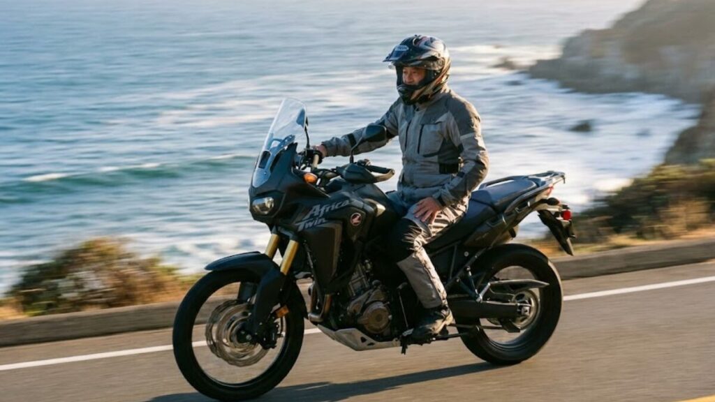 海沿いのワインディングロードを快適に走行する60代男性ライダーのツーリング風景。ロングツーリングの実力や快適性から紐解くBMW G310GSの評価の画像です。