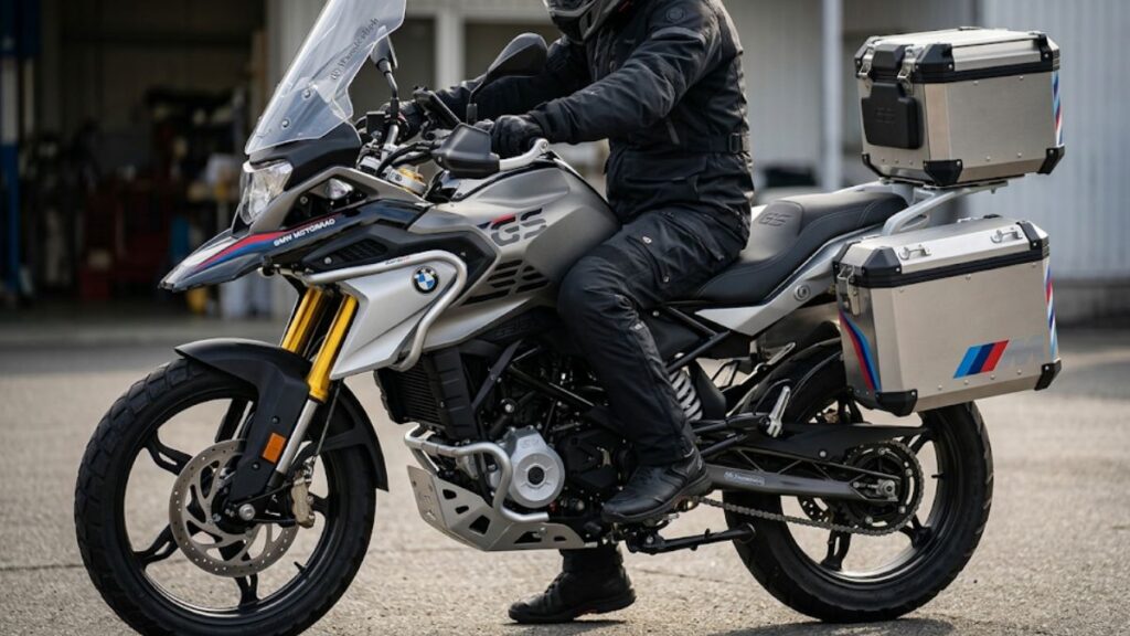 身長170cm前後のライダーがBMW G310GSに跨った際の足つき状態。シート高と接地感の確認イメージ。