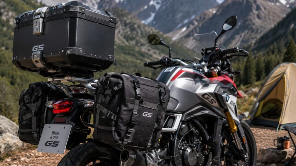 トップケースとサイドバッグを装着したBMW G310GS。ツーリングバッグの積載性とリアキャリアの活用例。