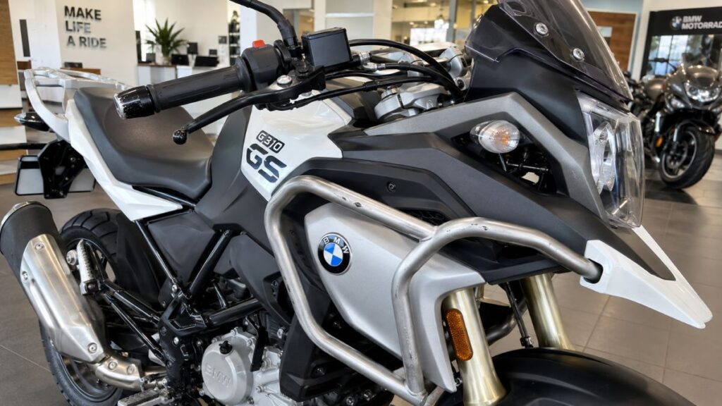 中古バイクショップでチェックされるBMW G310GS。転倒傷やエンジンガードの状態を確認する中古選びのポイント。
