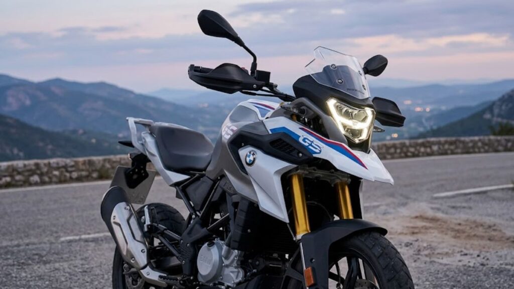2021年以降モデルのBMW G310GS。LEDヘッドライトなど最新装備が特徴の高年式モデルのフロントビュー。