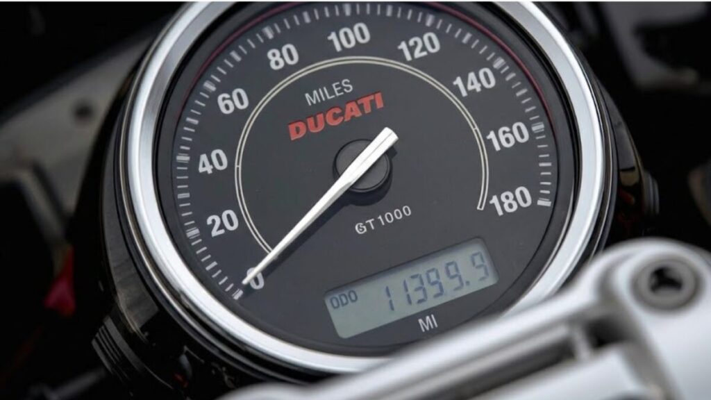 走行距離を刻むドゥカティGT1000のアナログメーター。ドゥカティGT1000の故障は多いというイメージを覆し、適切な点検で長距離走行が可能な耐久性を示しています。