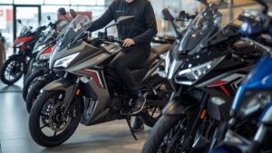 明るく高級感のあるバイクショップの店内で、最新モデルを比較しながらホンダバイクの新車はどこで買うか真剣に検討する50代の日本人男性ライダー。