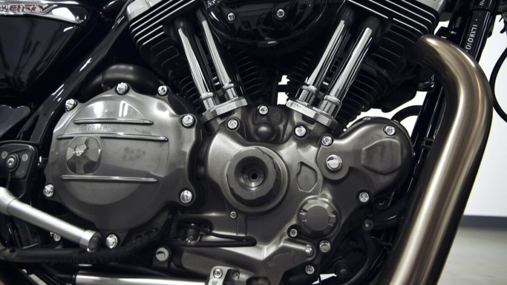 レブル250が勝手に動く現象とは別の問題として注意が必要な、エンジン下部のオイル漏れや冷却水漏れの点検ポイントを視覚的に示したイメージ画像。