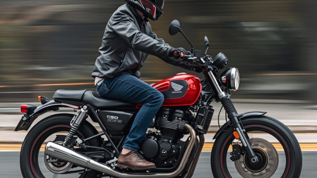 街中を軽快に走行するボバースタイルのバイク。レブル250 Sエディションの違いを知る上で重要な、現代的で自然なライディングポジションを強調した走行シーン。