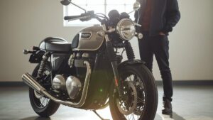 ガレージに佇むトライアンフ スピード400と、それを見守る50代の日本人ライダー。トライアンフ スピード 400 故障への不安を解消する、信頼感のある風景。