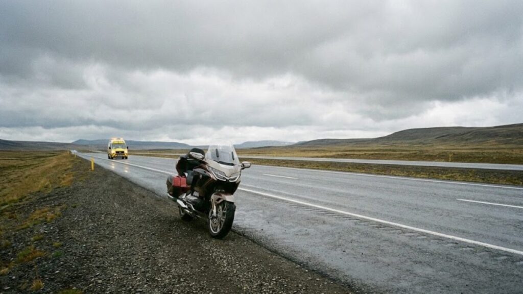 ツーリング中の万が一のトラブルに備え、バイク保険は一括見積時に弁護士特約やロードサービスの付帯状況を慎重に吟味している安心感のある情景。