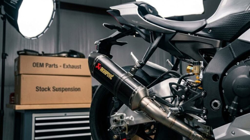 社外パーツが装着されたカスタムバイクと、保管された純正部品。バイク王とバイクランドを比較し、カスタム車両の価値を正しく評価してもらうためのポイント。