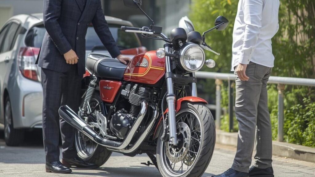 住宅の駐車場で、専門の査定士がオートバイの状態を丁寧に確認している出張査定の光景。バイク王とバイクランドを比較検討する際に行われる、一般的な査定の流れ。