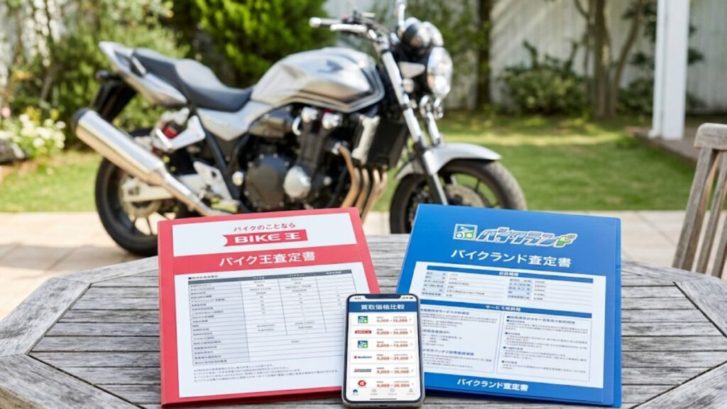 バイク王とバイクランドの比較を検討するために、書類を広げて計画を立てる様子。2社の査定を使い分け、愛車を賢く売却するための準備シーンです。