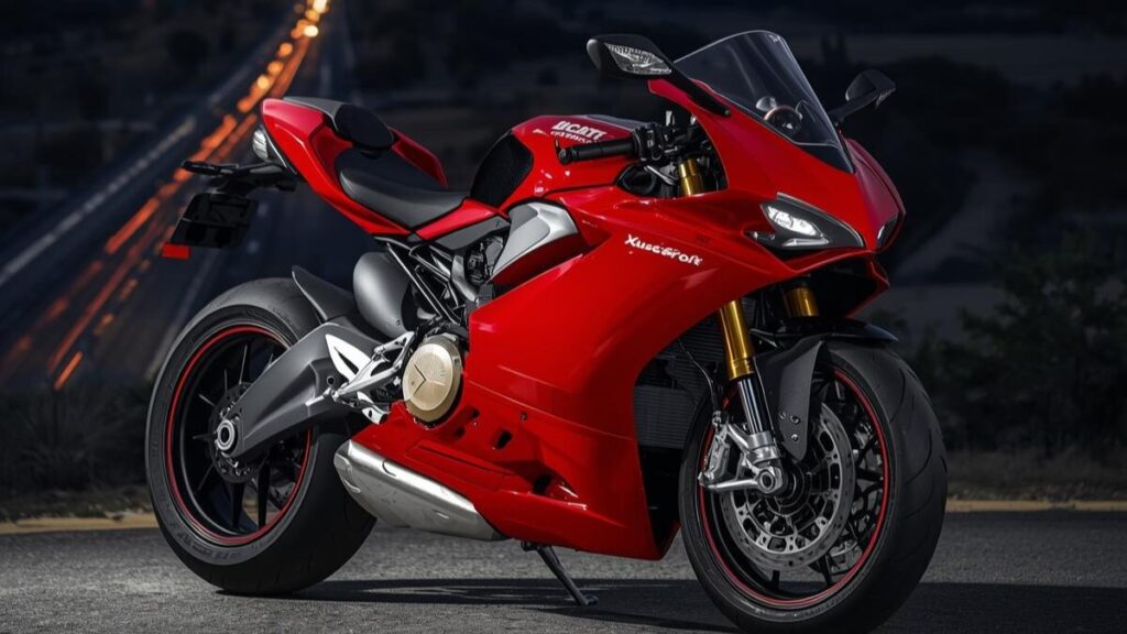 走行せずともその性能を予感させる、夕暮れの高速道路沿いに佇むドゥカティのスーパースポーツ950Sの故障や無理のない走行を支える「パワーの余裕」を表現した静止画。