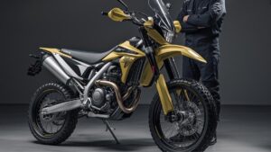 モダンなガレージに佇む新型トライアンフ250ccのオフロードモデルと、それを見つめる熟練ライダー。プレミアムな車体デザインと実用性を象徴するプロフェッショナルな一枚。