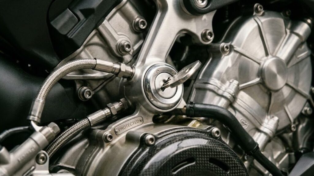 高級バイクの精巧なパーツや鍵穴部分のクローズアップ写真。ZuttoRide Clubの盗難保険がカバーする補償範囲の解説用イメージです。