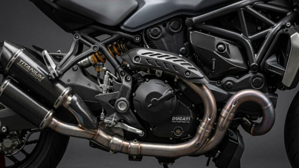 ZuttoRide Clubの補償範囲の広さを視覚化した、美しく磨き上げられたエンジンとカスタムパーツ。車両全体を守る安心感をメカニカルに表現。