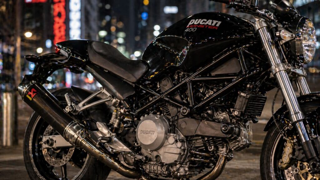 カスタムパーツ（マフラーやスライダー）を装着したドゥカティ モンスター400のディテール。機能美とスタイルを両立したカスタムを強調。