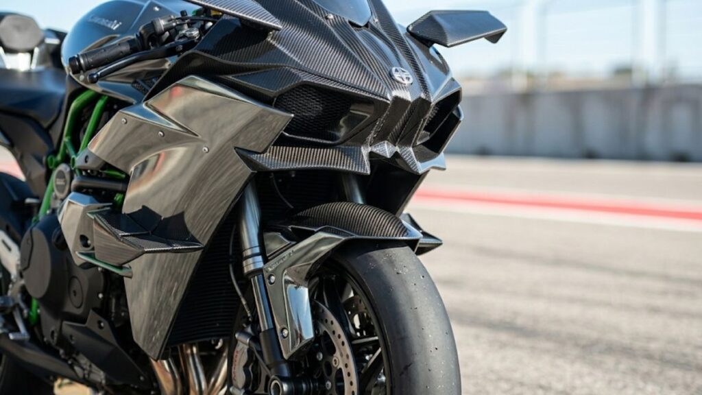 スリックタイヤやウイングレットを備えたレーシングバイクのフロント部分です。H2Rが公道を走れない具体的な理由となる、保安基準外の装備を写しています。