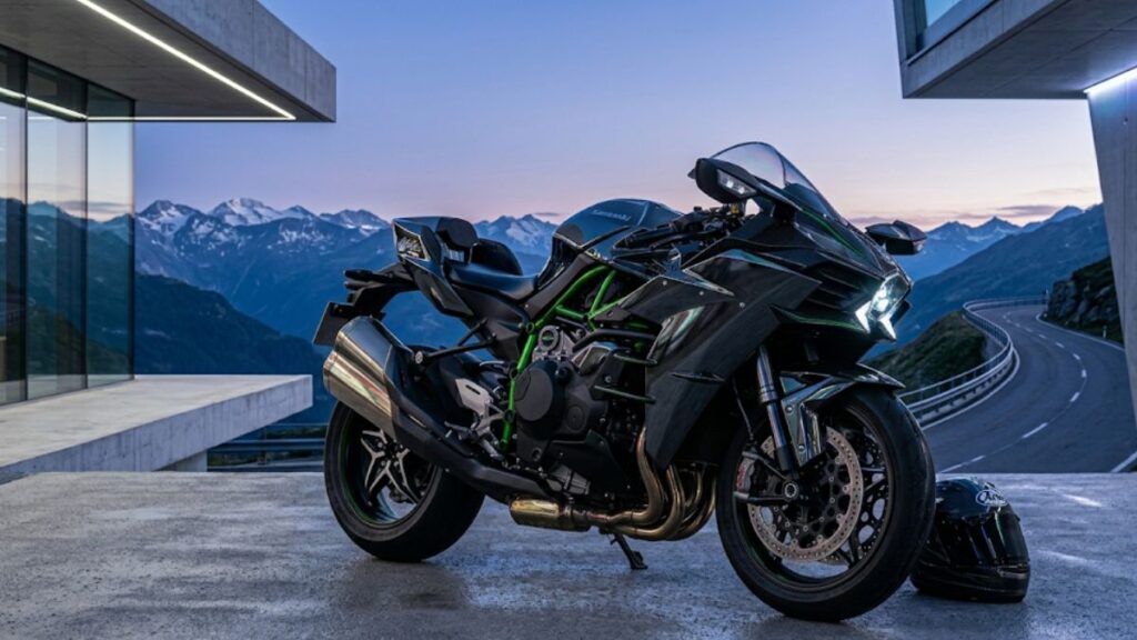 映画に登場するNinja H2 トップガンのベース車両とされる、カーボン外装の重厚な黒いスポーツバイクが停まっている様子です。