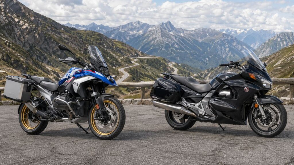 峠の駐車場に並ぶ、設計思想の異なるBMWのバイクと国産バイク。