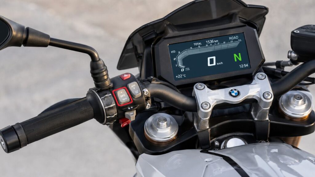 グリップヒータースイッチとデジタルメーターが確認できるBMW F800Rハイラインのハンドル周り
