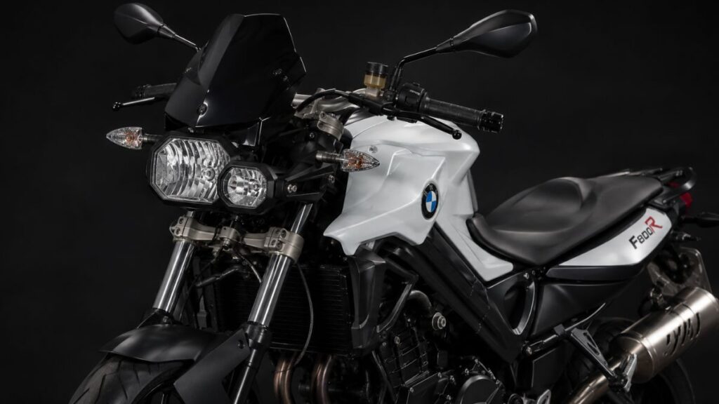 特徴的な左右非対称(アシンメトリー)のヘッドライトデザインを持つBMW F800Rの前期型フロントマスク