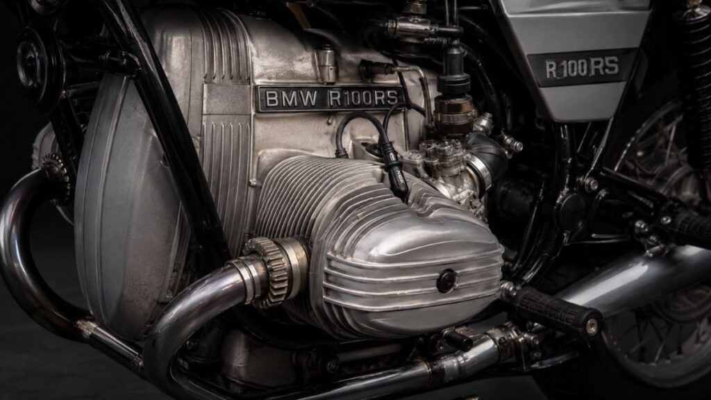 BMW R100RSの象徴である空冷OHV水平対向2気筒エンジンのアップ